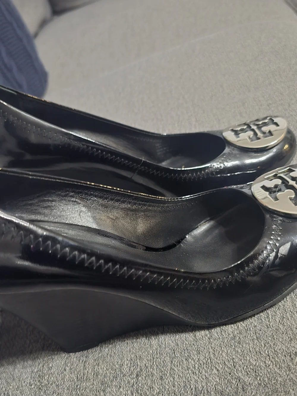 Tory Burch Black Patent Leather Logo Pumps - Picture 2 of 6
